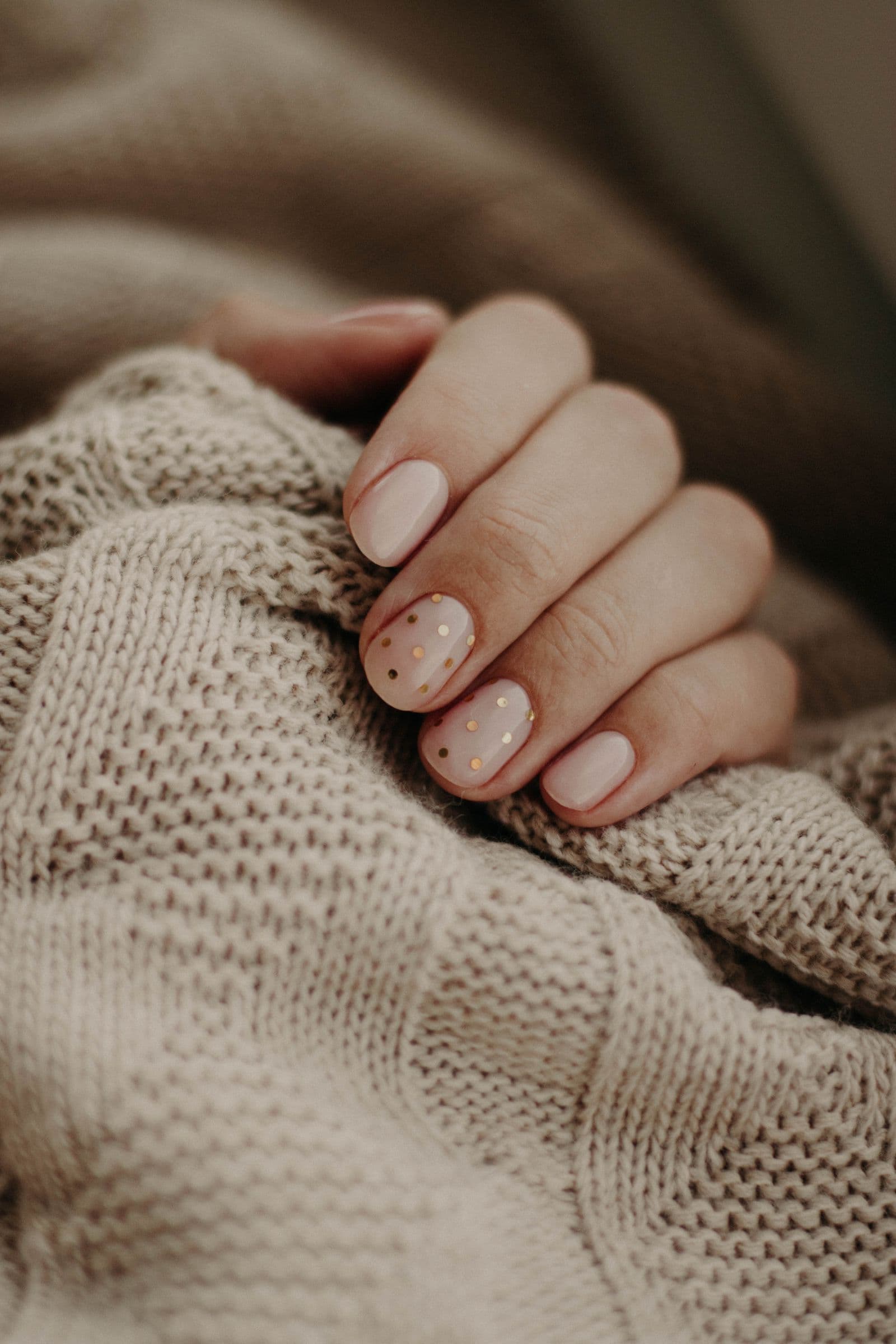 Nail art in Mina's style — Minimalist & negative space