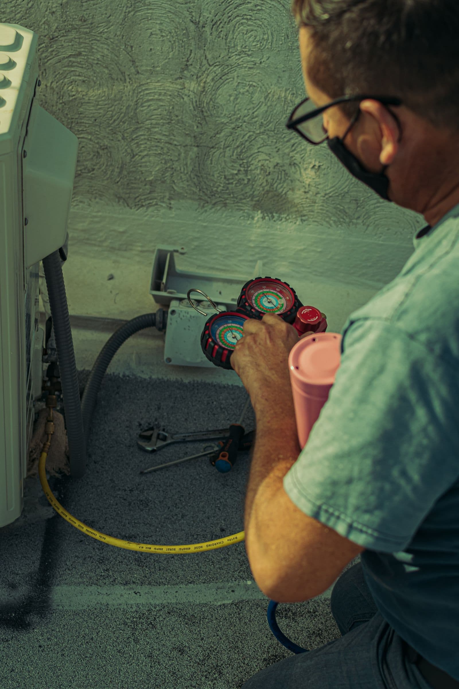Refrigerant charge check with manifold gauges